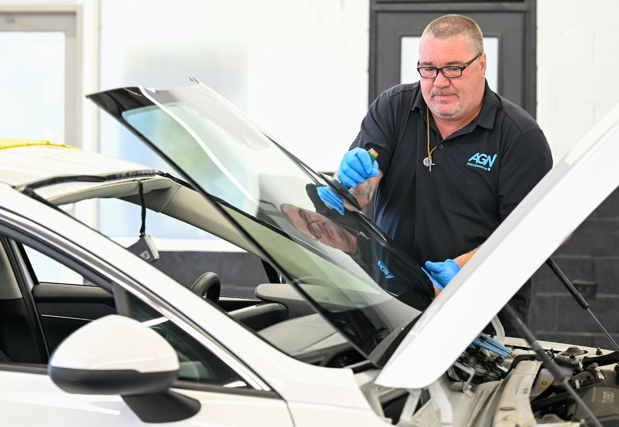 Mobile auto deals glass replacement