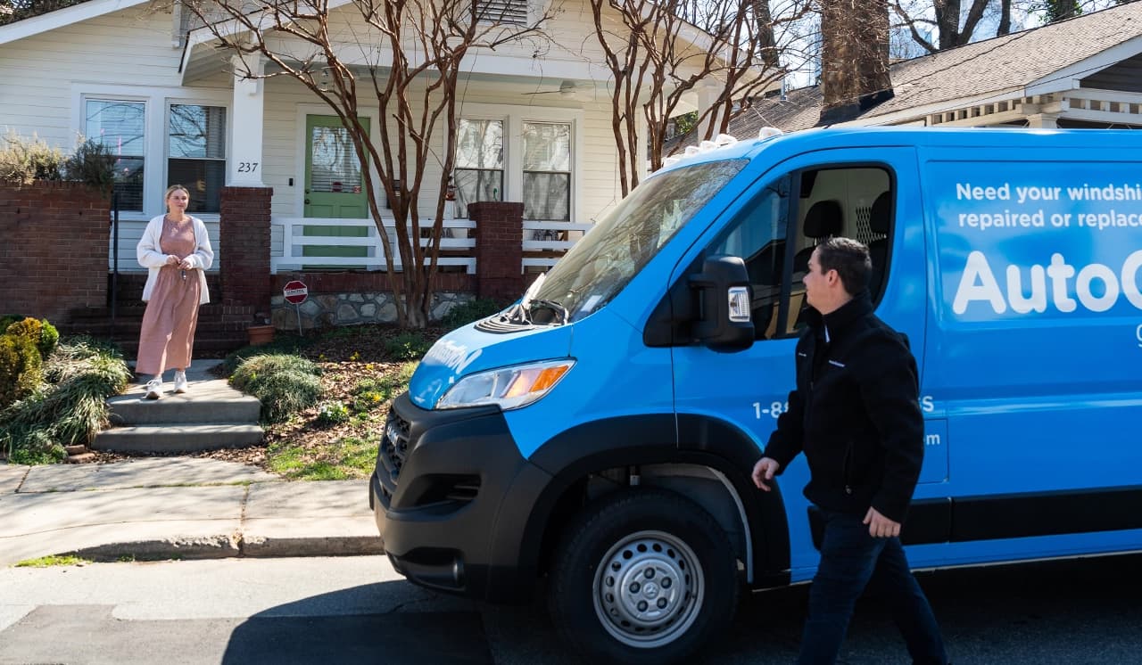 Mobile repair technician arriving at customers home.